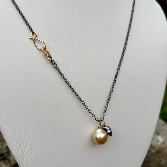 Necklace with gold and silver pearls on a mannequin bust.