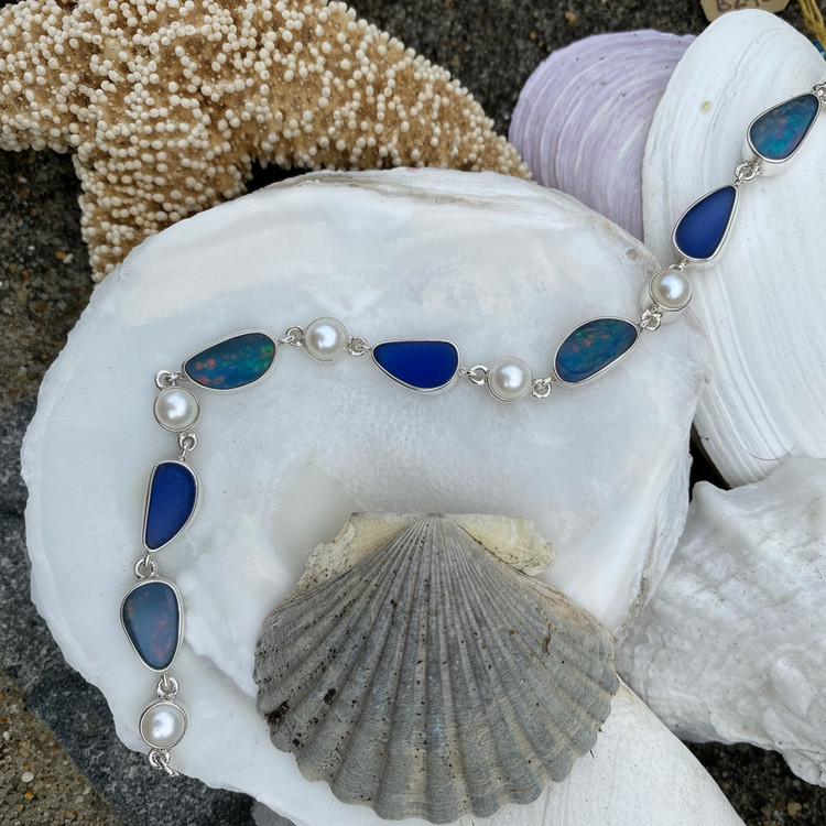 Necklace with white pearls