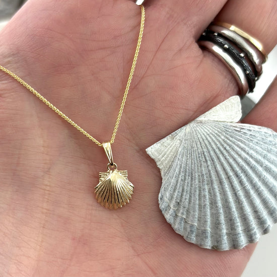 14K Petite Scallop Shell Pendant