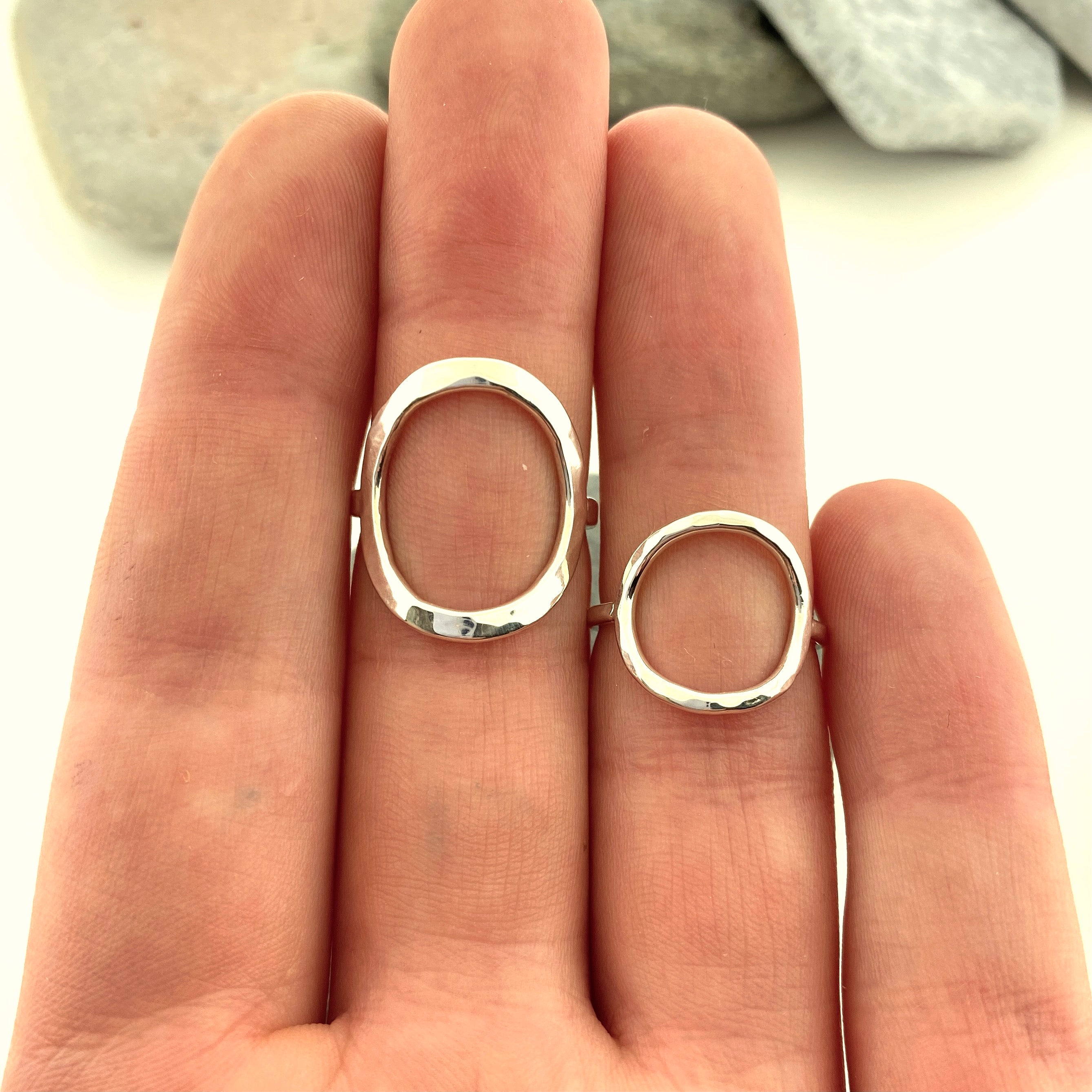 Hammered circle store ring