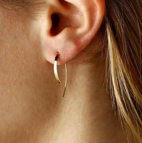 14K Flat Sweep Earring